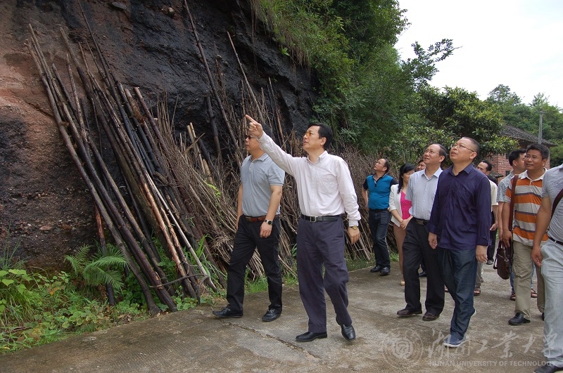 唐未兵在详细了解当地经济文化发展情况 摄影：曹荣芳