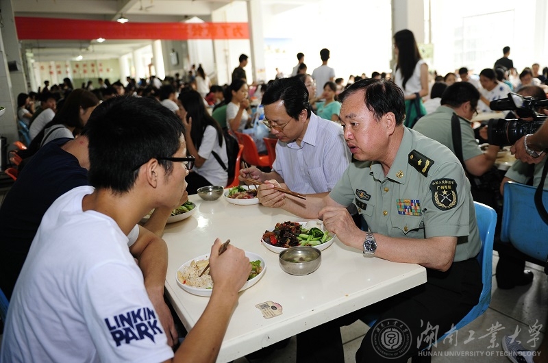 省委常委、省军区司令员黄跃进考察必赢bwin中心食堂就餐情况，并与学生亲切交流